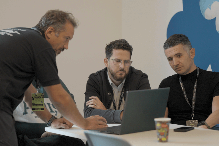 Paweł Sokołowski helping 2 attendees during his SEO workshop from Search Evolution Summit