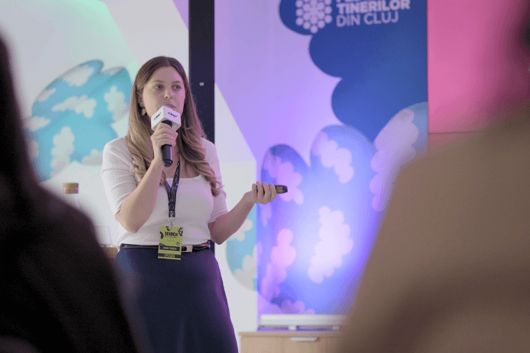 Laura Vaduva holding her presentation at Search Evolution Summit