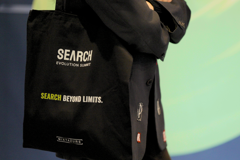 Close up with the branded goodie bag offered at Search Evolution Summit