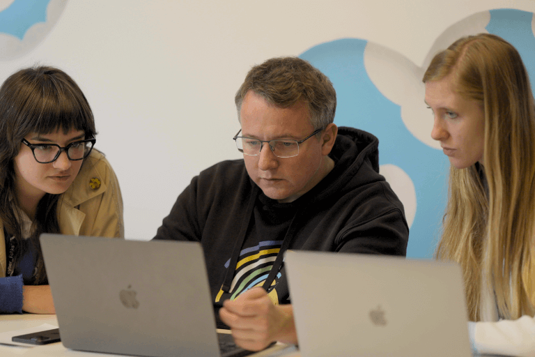 Damian Sałkowski helping 2 attendees during his SEO workshop from Search Evolution Summit